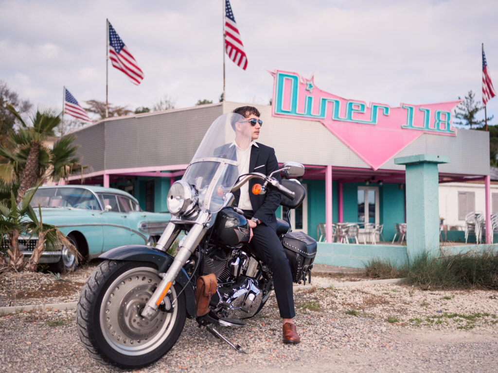 shooting d'inspiration rock n'roll. Lieu : Diner 118 Tenue des mariés : Les frangines mariage Coiffure : la coquetterie coiffure nomade Maquillage : beauty therapy salon