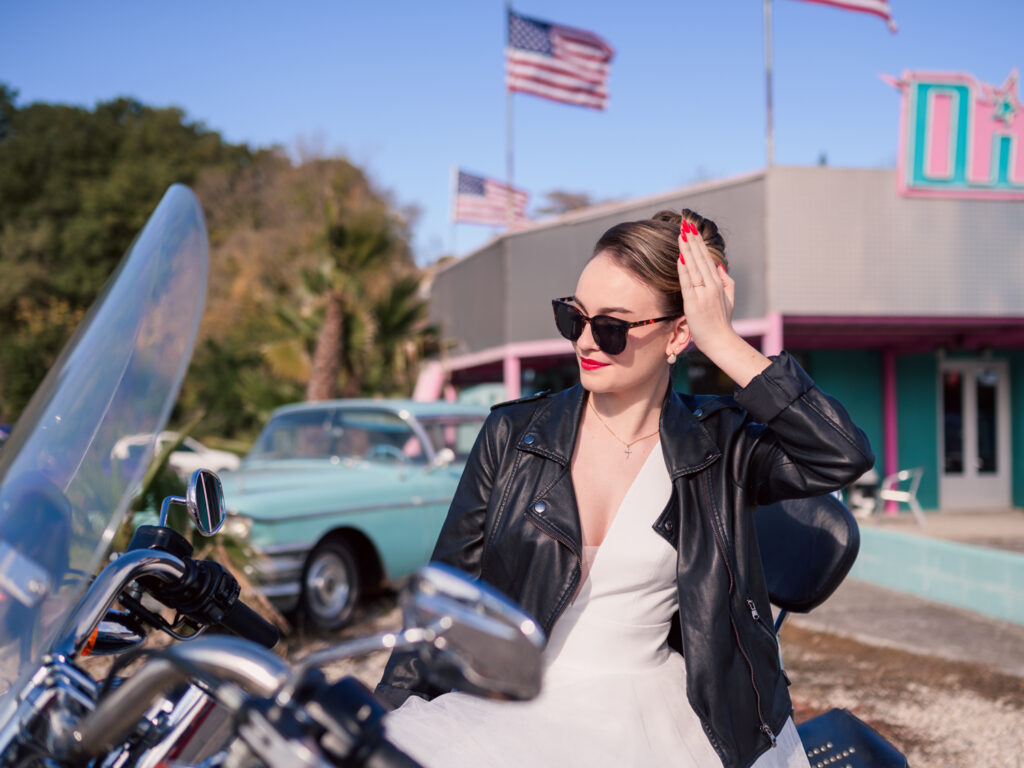 shooting d'inspiration rock n'roll. Lieu : Diner 118 Tenue des mariés : Les frangines mariage Coiffure : la coquetterie coiffure nomade Maquillage : beauty therapy salon