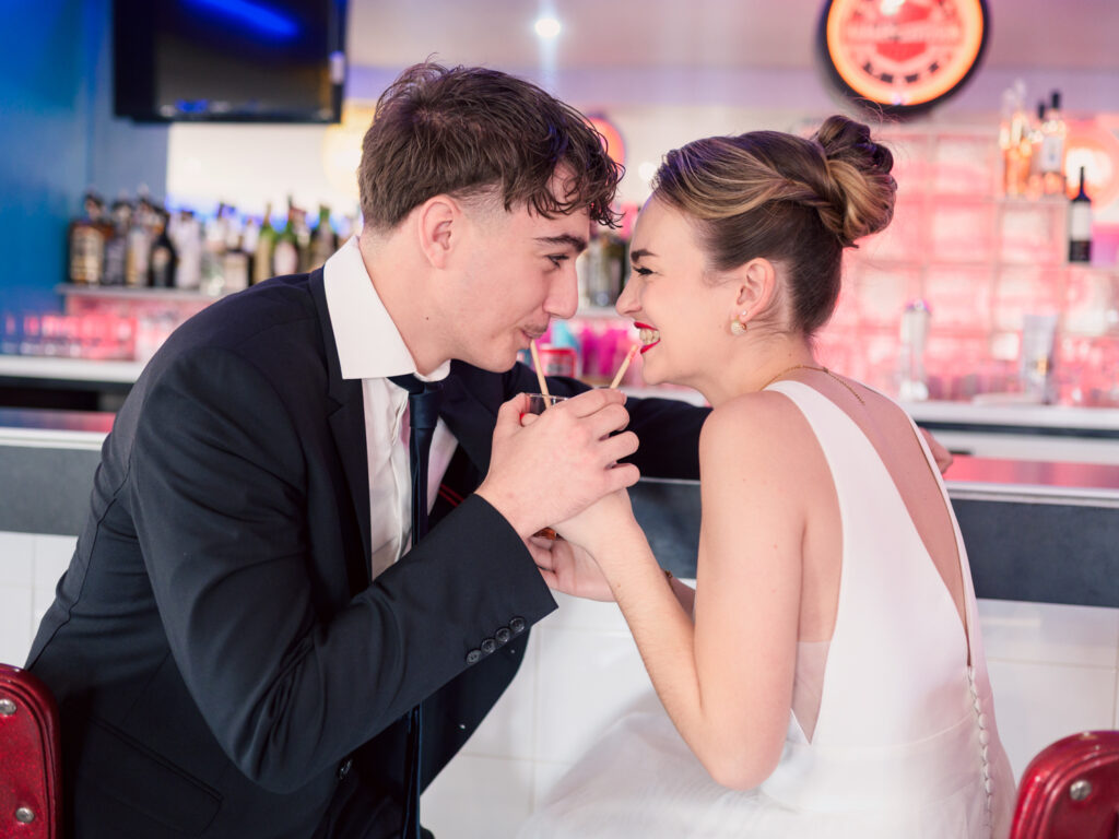 shooting d'inspiration rock n'roll. Lieu : Diner 118 Tenue des mariés : Les frangines mariage Coiffure : la coquetterie coiffure nomade Maquillage : beauty therapy salon