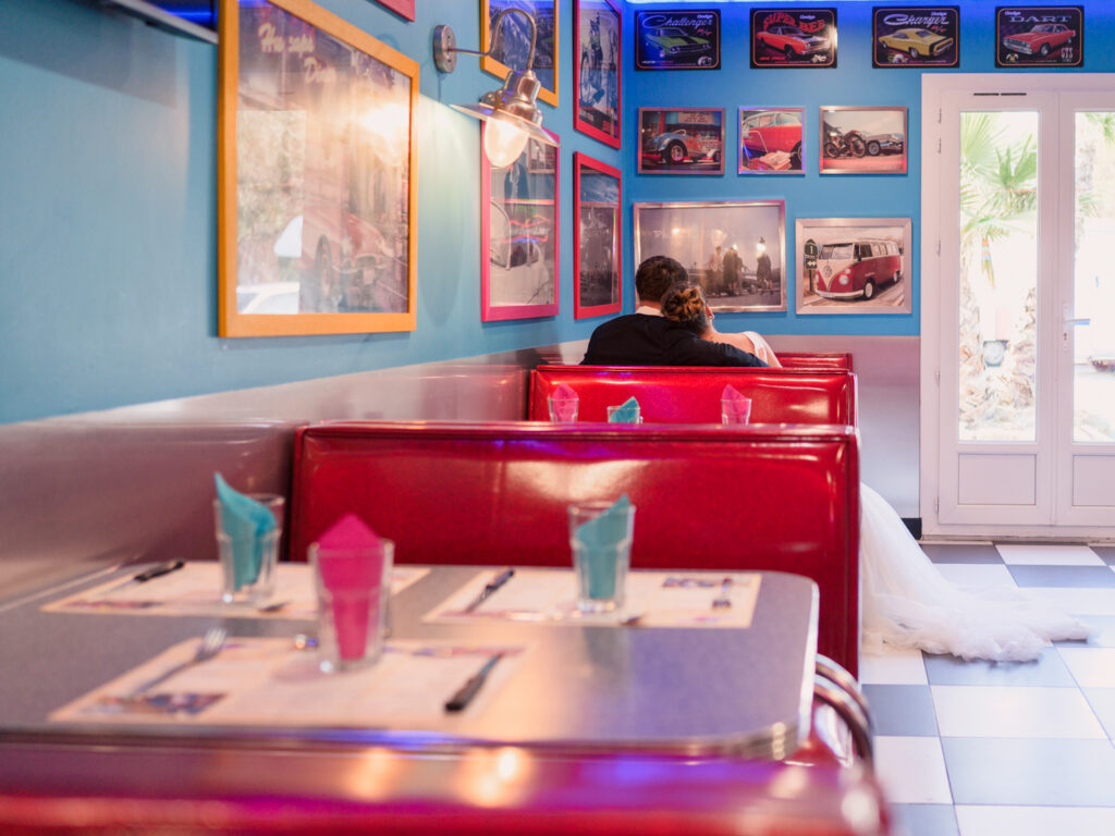 shooting d'inspiration rock n'roll. Lieu : Diner 118 Tenue des mariés : Les frangines mariage Coiffure : la coquetterie coiffure nomade Maquillage : beauty therapy salon