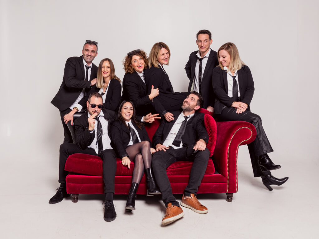photos corporate studio shooting team building, portrait d'équipe sur canapé rouge version FRIENDS