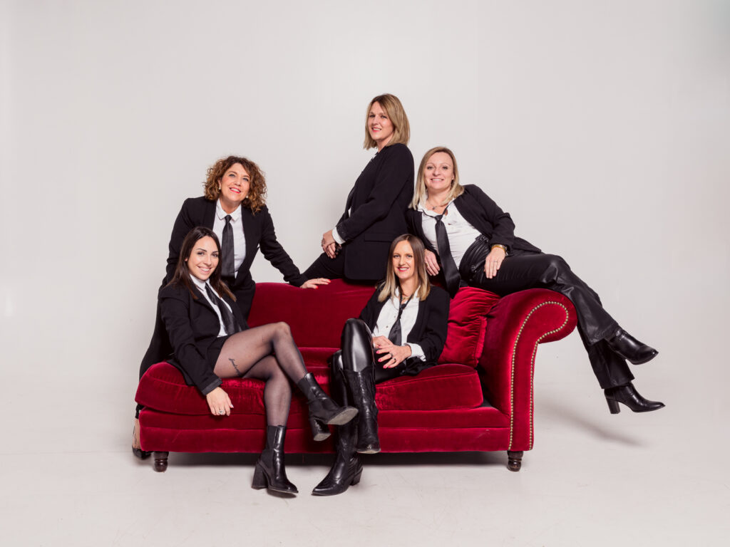 photos corporate studio shooting team building, portrait d'équipe sur canapé rouge version FRIENDS