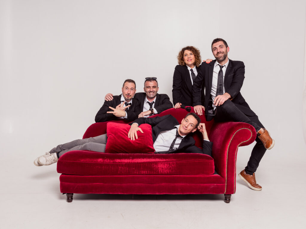 photos corporate studio shooting team building, portrait d'équipe sur canapé rouge version FRIENDS