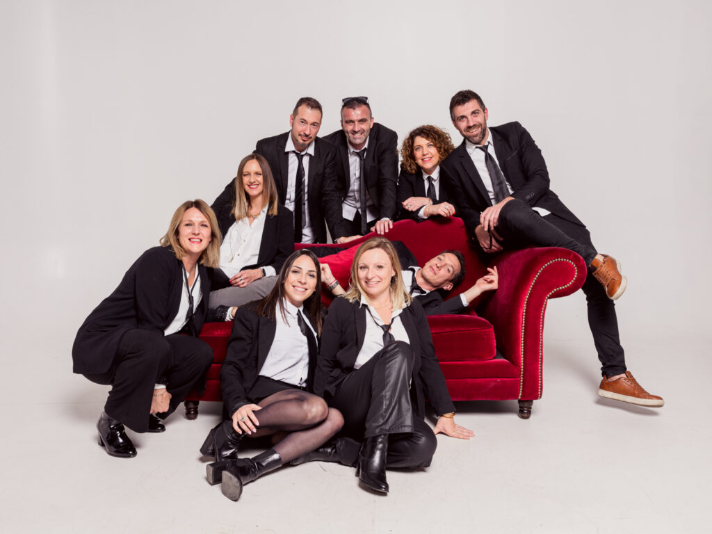 photos corporate studio shooting team building, portrait d'équipe sur canapé rouge version FRIENDS