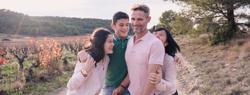 Photographe expérimentée à Carcassonne, spécialisée dans les photos de famille naturelles et en extérieur