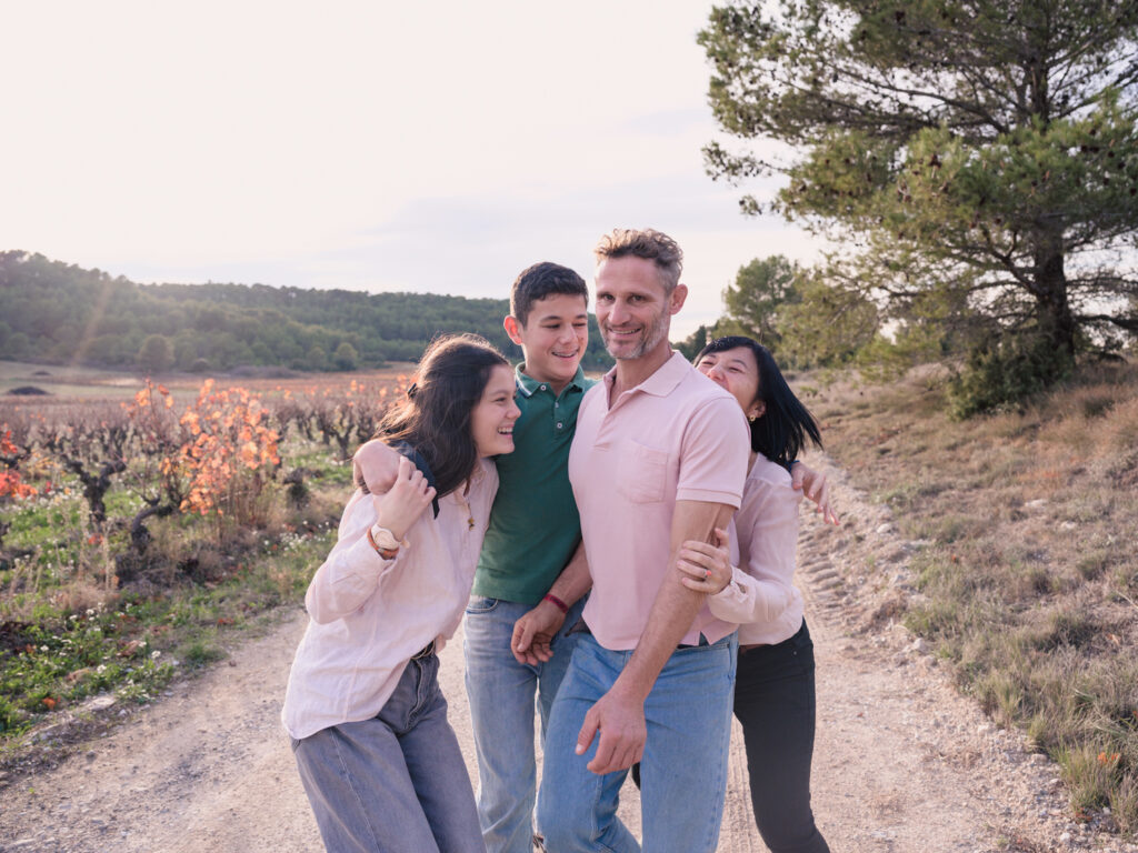 Photographe expérimentée à Carcassonne, spécialisée dans les photos de famille naturelles et en extérieur