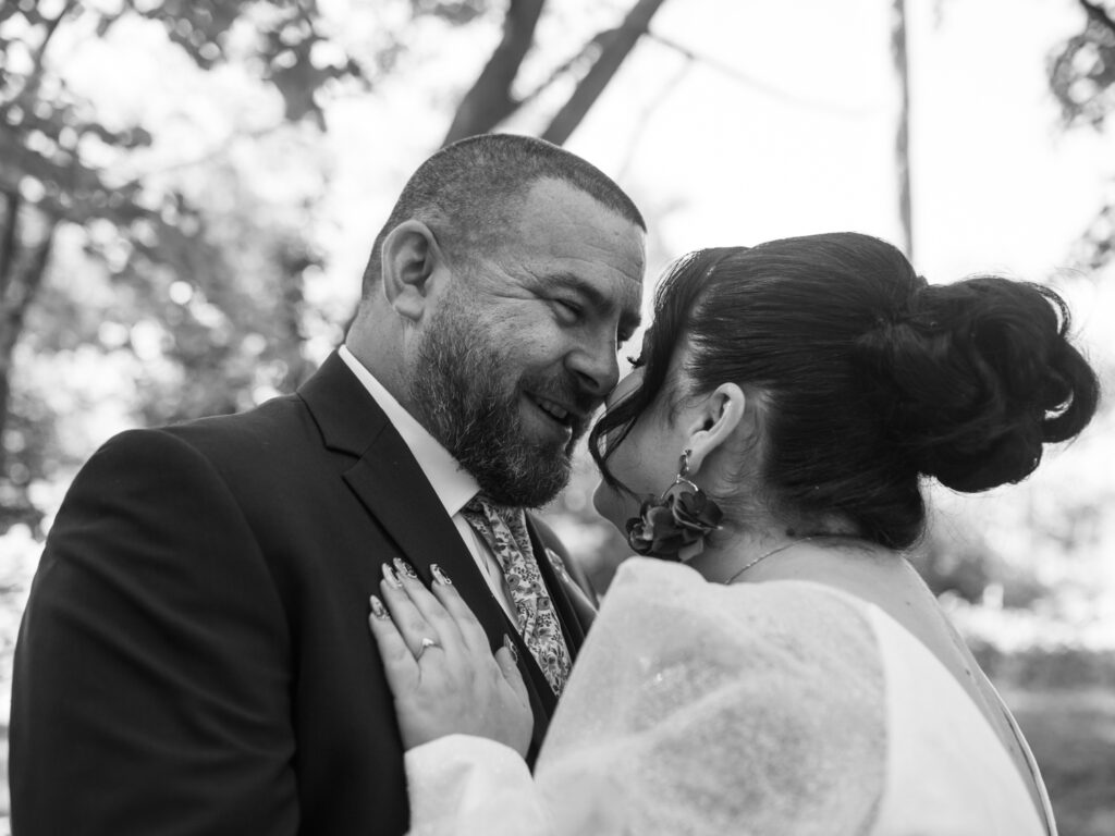 Reportage de mariage naturel à Carcassonne, couple complice accompagné par leur photographe
