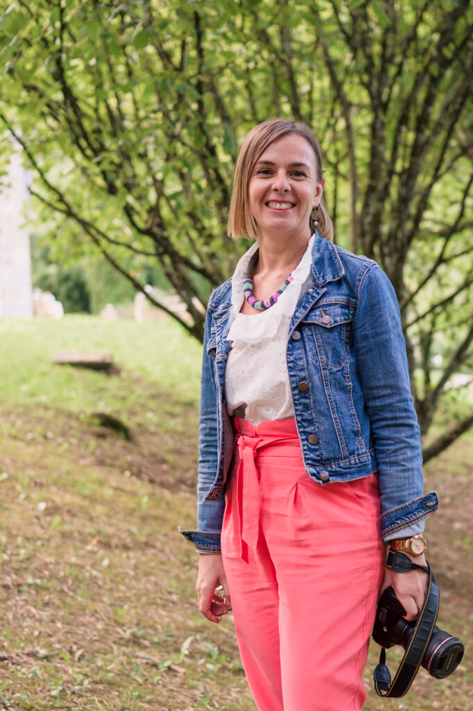 Photographe de mariage expérimentée à Carcassonne, spécialisée dans les reportages naturels