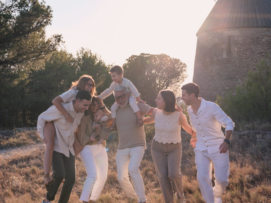 Photographe expérimentée à Carcassonne, spécialisée dans les photos de famille naturelles et en extérieur