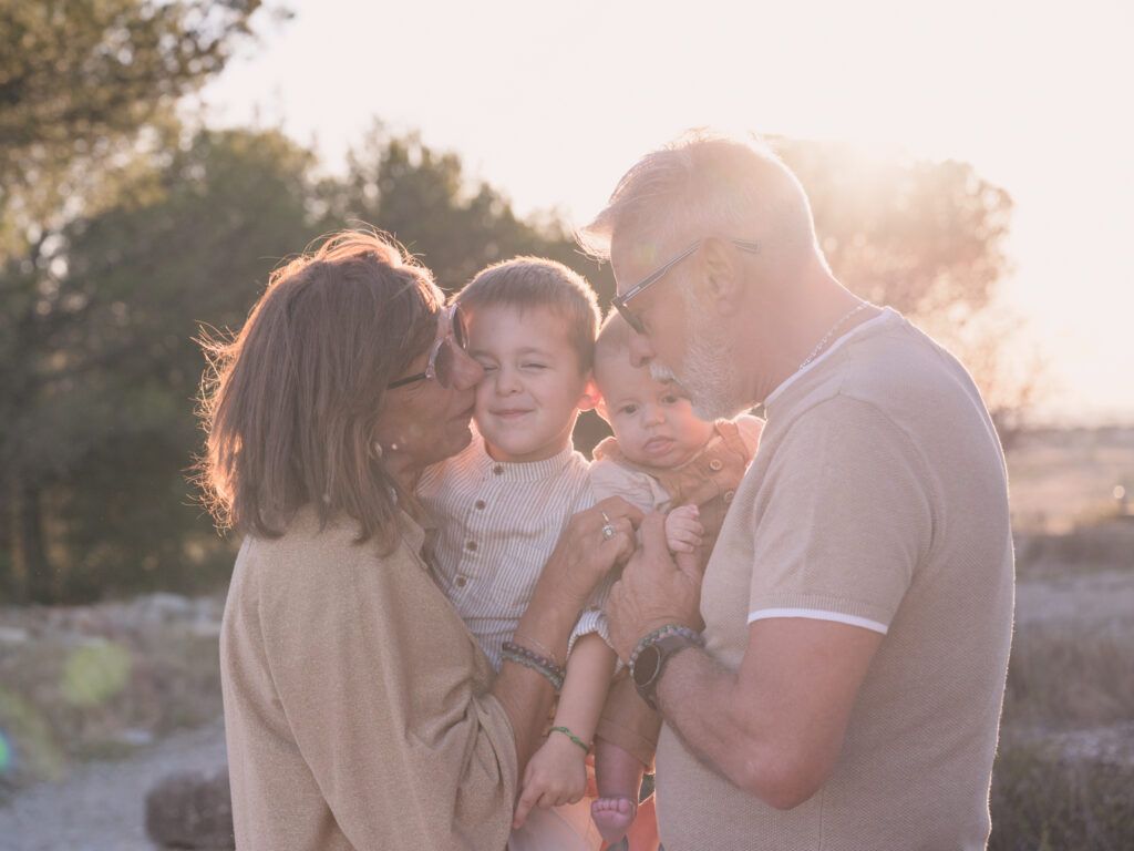 Photographe expérimentée à Carcassonne, spécialisée dans les photos de famille naturelles et en extérieur