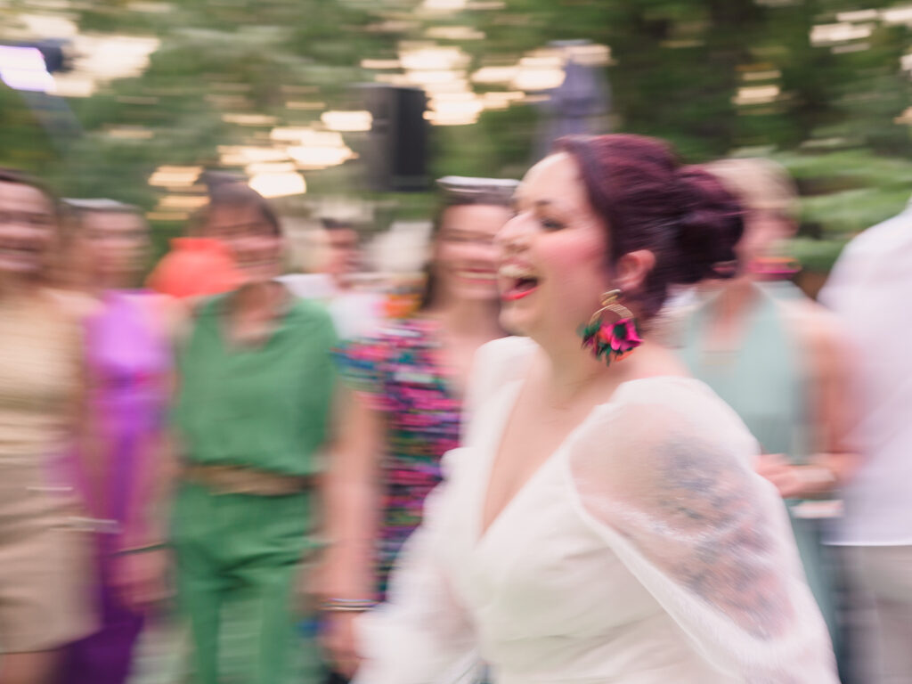 mariée qui danse pendant le vin d'honneur. La Bichonnière Limoux. Photo mariage floue artistique. Laetitia Bellandi photographe mariage Limoux