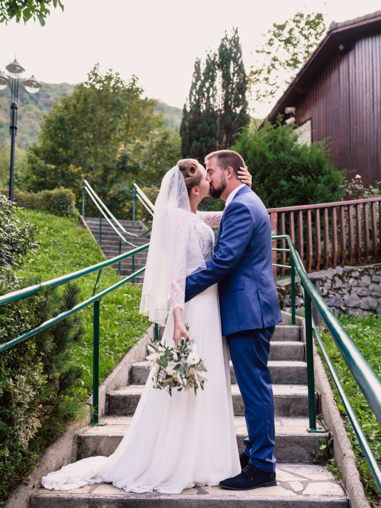 Photographe mariage Arbas – Portraits spontanés des mariés en extérieur