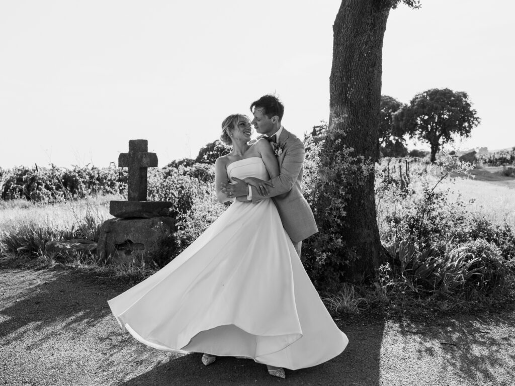 Carcassonne wedding photos with a documentary feel: candid moments, soft light, and timeless editing. Château de Villerambert. photographe mariage Aude Documentary wedding photographer South of France