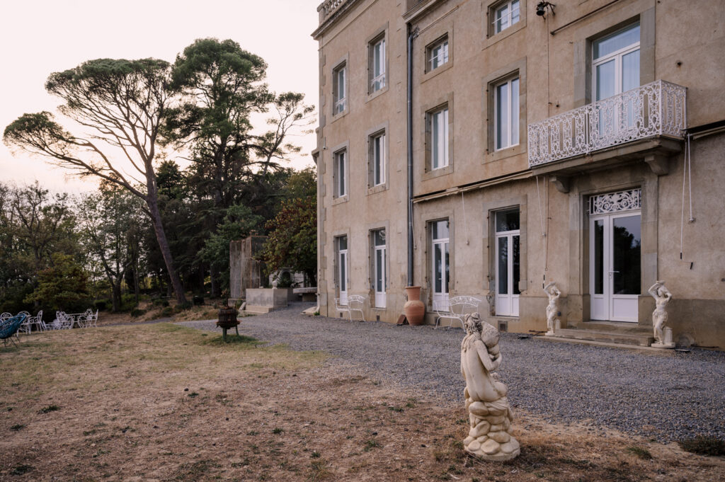 Château de La Seigne au coucher du soleil à Villemoustaussou
