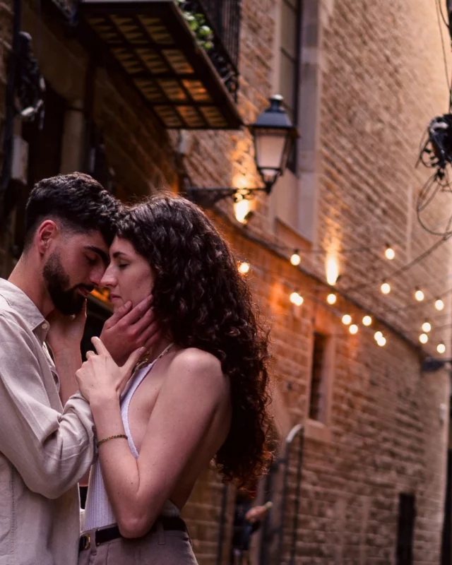 “Fly me to the moon
Let me play among the stars
Let me see what spring is like
On Jupiter and Mars
In other words, hold my hand
In other words, baby, kiss me”.

Retour sur mon stage photo à Barcelone avec un résumé en 3 mots : bienveillance, émotion +++, générosité. Tellement reconnaissante d’avoir compté parmi les 14 personnes embarquées dans ce workshop de folie. 

Merci et coeur sur vous ❤️
@wildloversworkshop
@karolina.b.photographe
@jonathancontinente
@melisphotographie
@coclicot.photographie
@chloe.salbin.photographe
@lily__photographie
@pixnjoy.fr
@studio.herrero
@ana.cmtt 
@unseencl_bt
@hele_0730
@mini_anie

Merci la vie ✨

Laeti 💋 
Photographe chanteuse à mes heures perdues

#photographecarcassonne #mariage2026 #mariage2025❤️ #photographemariagecarcassonne #weddingday #weddingphotographer #southoffrancephotographer #bridetobe #brideflowers #photographemariage #carcassonne #photographemariagevillemoustaussou #weddingphotographerfrance #frenchphotographer #weddingdayphoto #laetitiabellandi