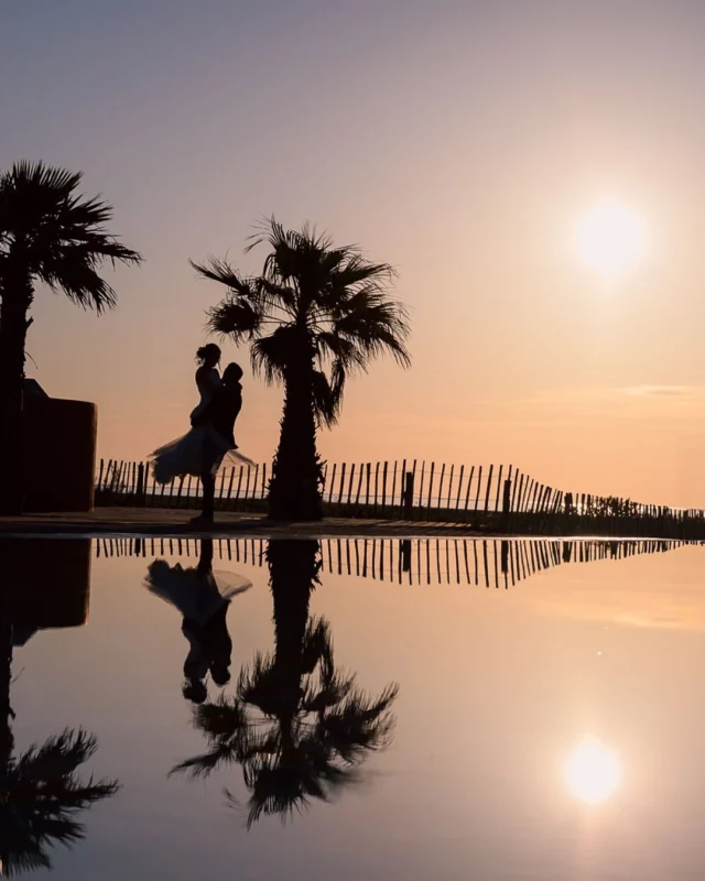 La séance photo “Day after”, vous connaissez ? 

Pour ceux qui ne connaissent pas, c’est une séance photo que l’on fait après le mariage, souvent plusieurs mois après. 

Pourquoi réaliser ce type de photos ?
☀️ Prendre le temps, sans le stress du mariage
☀️ Choisir un lieu de rêve, sans contrainte logistique
☀️ Profiter d’une lumière idéale comme ici, un magnifique lever du soleil
☀️ Revivre la magie du mariage
☀️ Avoir des photos originales et prendre le temps de tester de nouvelles poses
☀️ Le plaisir unique de réutiliser sa robe et son costume
☀️ Une expérience complice pour renforcer votre lien de couple

Raison de plus si vous avez connu le wedding blues juste après votre mariage. Si ça peut vous rassurer, ça arrive très souvent !

Joyeux anniversaire de mariage à Lorette & Kevin. Un grand merci à vous deux pour m’avoir suivi à 5 heures du mat’ pour cette séance de dingue 🔥

Laeti 💋 
Photographe fan du lever de soleil à la plage 🌊

Robe @carrieremariage 
Costume @jules
Lieu : le ponton à @leucate.tourisme